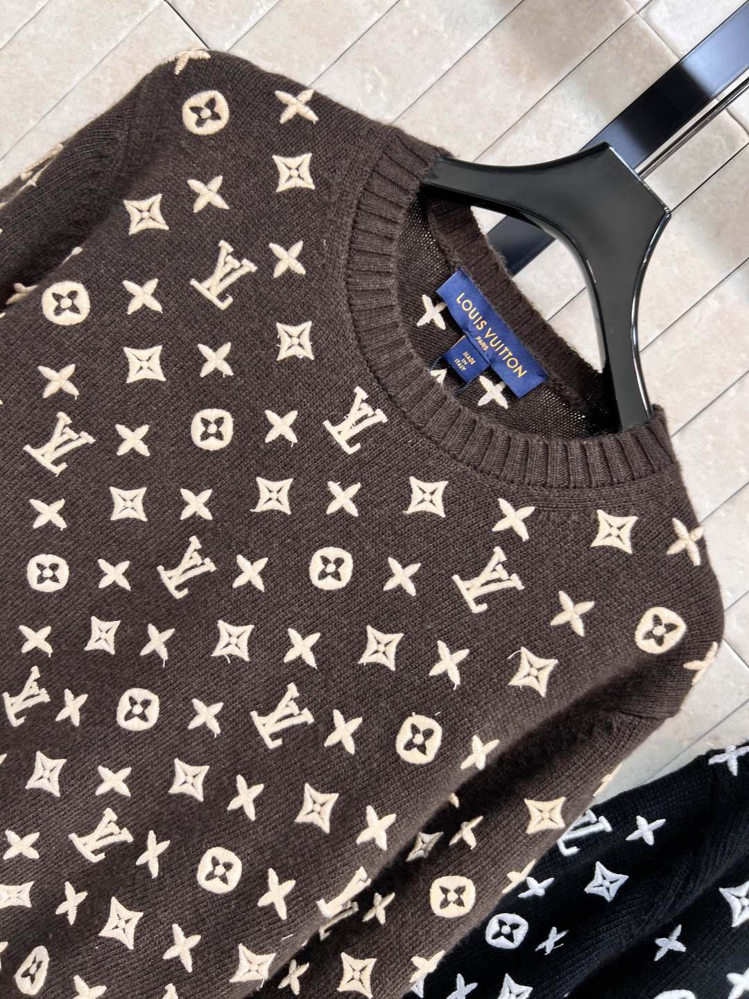 L家 25早秋新款 刺绣老花针织套头毛衣 满印刺绣钱币老花图案 羊毛混纺纱线面料 软软糯糯的上身超级舒适