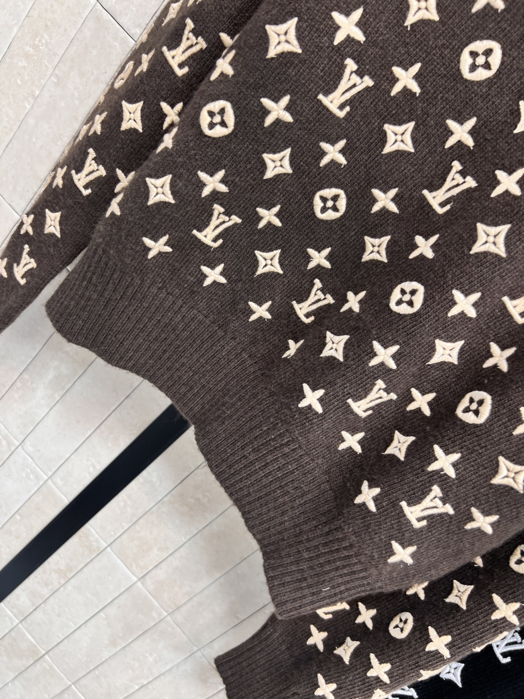 L家 25早秋新款 刺绣老花针织套头毛衣 满印刺绣钱币老花图案 羊毛混纺纱线面料 软软糯糯的上身超级舒适