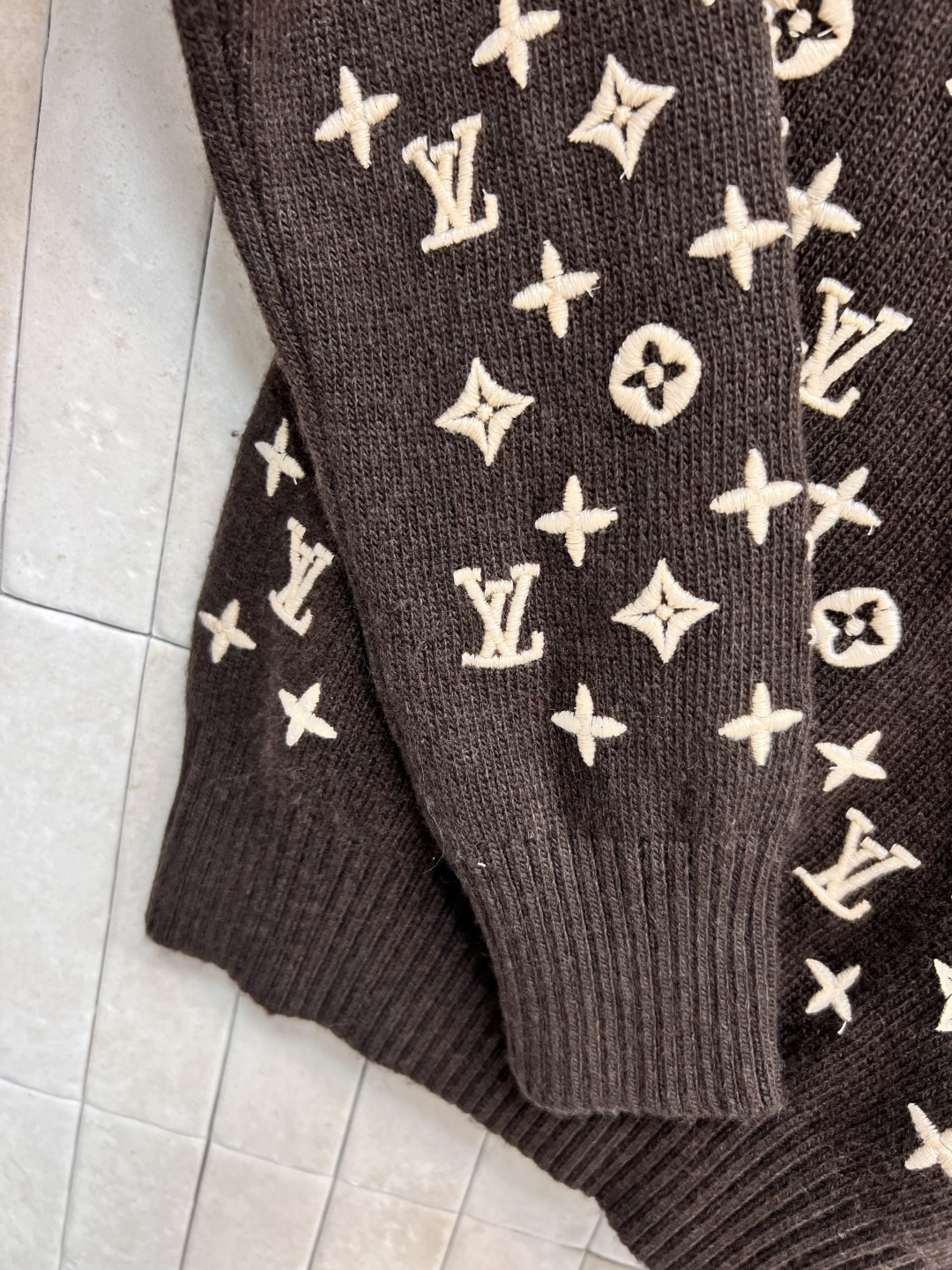 L家 25早秋新款 刺绣老花针织套头毛衣 满印刺绣钱币老花图案 羊毛混纺纱线面料 软软糯糯的上身超级舒适