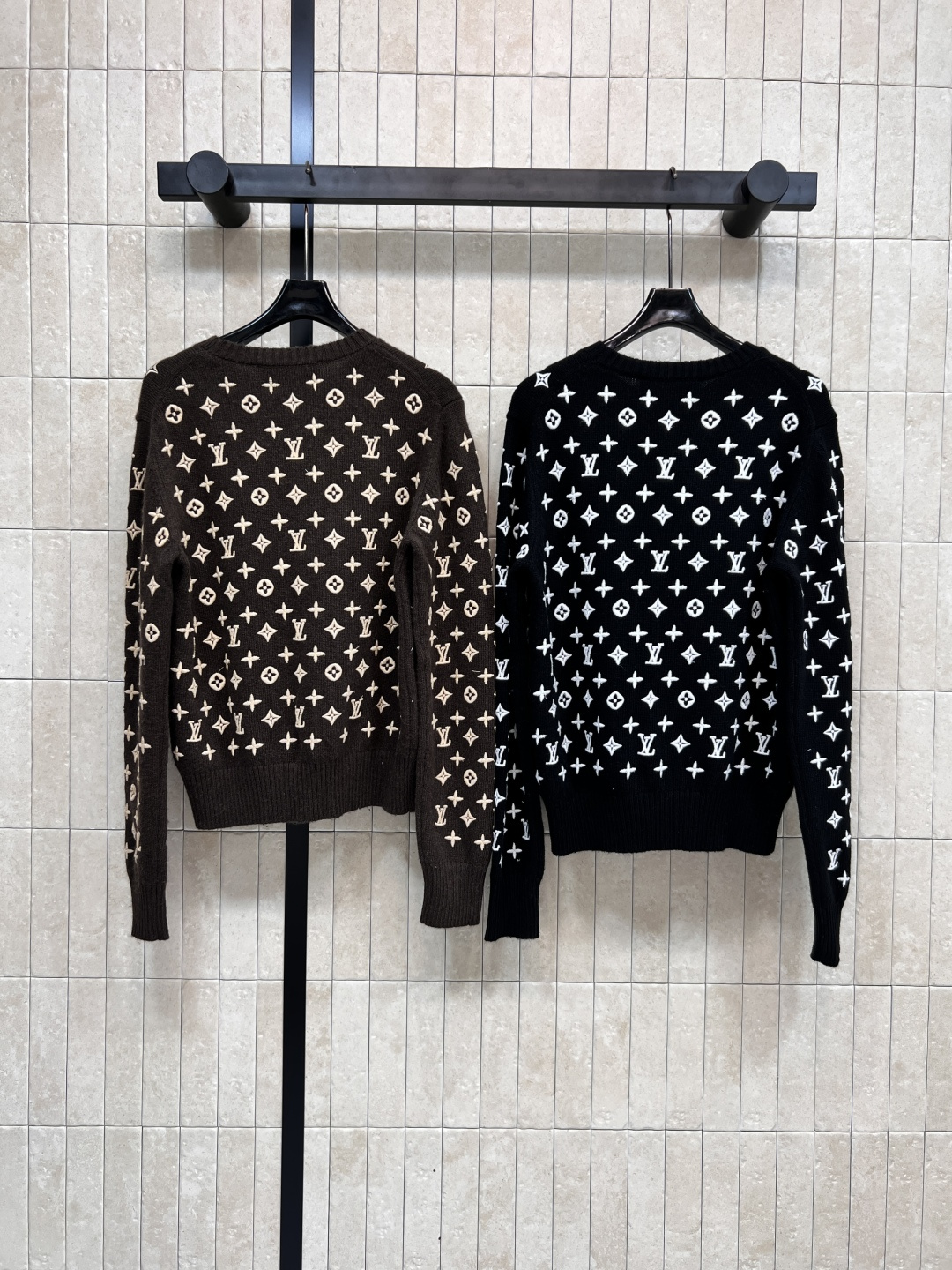 L家 25早秋新款 刺绣老花针织套头毛衣 满印刺绣钱币老花图案 羊毛混纺纱线面料 软软糯糯的上身超级舒适