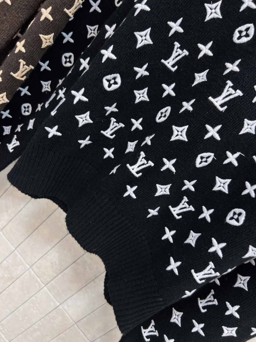 L家 25早秋新款 刺绣老花针织套头毛衣 满印刺绣钱币老花图案 羊毛混纺纱线面料 软软糯糯的上身超级舒适