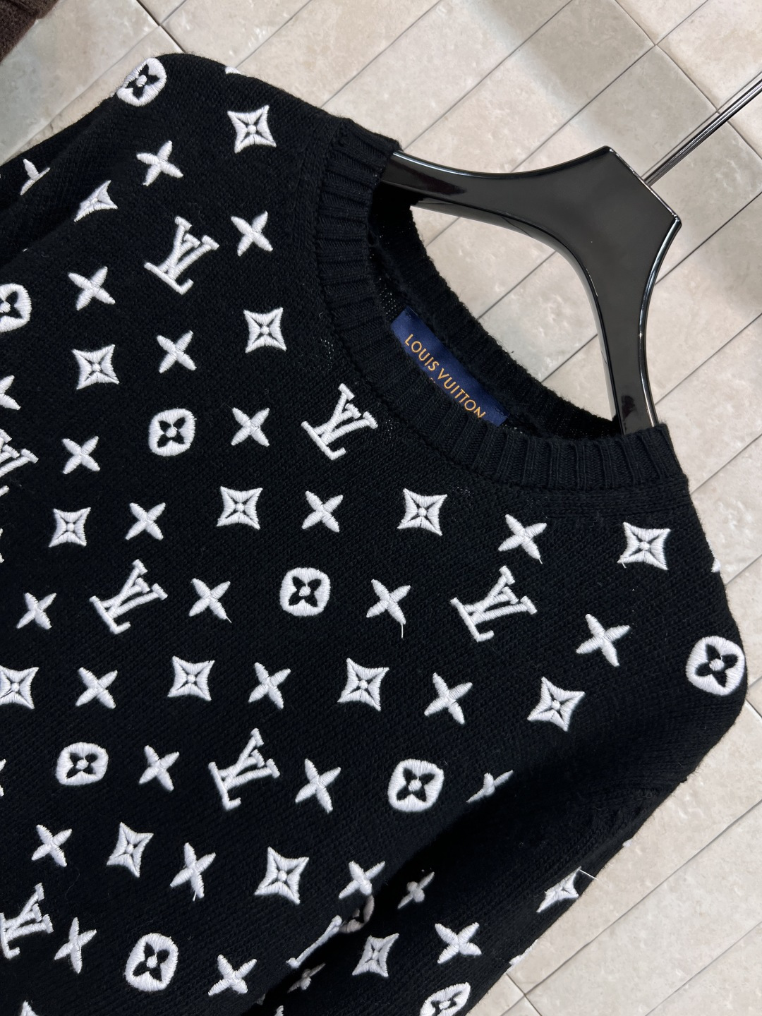 L家 25早秋新款 刺绣老花针织套头毛衣 满印刺绣钱币老花图案 羊毛混纺纱线面料 软软糯糯的上身超级舒适