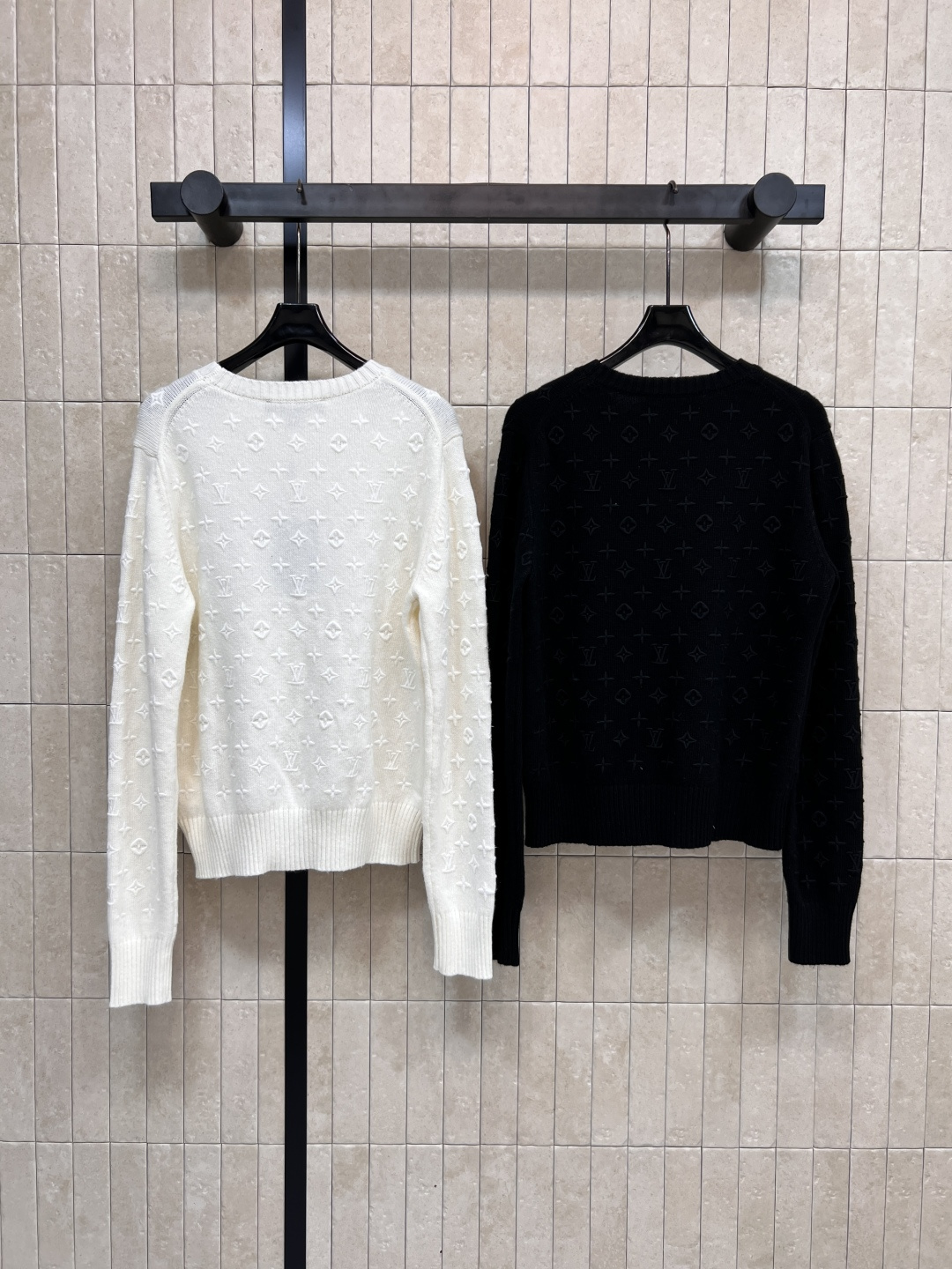 L家 25早秋新款 刺绣老花针织套头毛衣 满印刺绣钱币老花图案 羊毛混纺纱线面料 软软糯糯的上身超级舒适