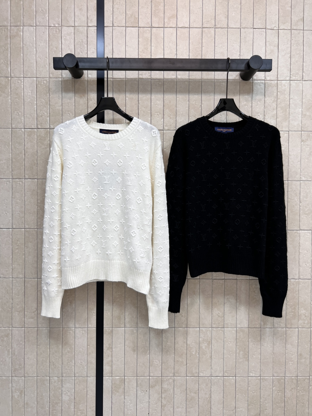 NO:495126,L Home 25 early autumn new style embroidered presbyterian knitted pullover sweater full-print embroidered coins presbyterian pattern wool blended yarn fabric soft and glutinous upper body super comfortable and simple slim fit style upper body stands out to show a good figure. The elastic fabric is very inclusive to the figure. Casual base recommendations Four colors and three codes Size/S-M-L,,louis vuitton,sweaters,alexander wang19860909L家 25早秋新款 刺绣老花针织套头毛衣 满印刺绣钱币老花图案 羊毛混纺纱线面料 软软糯糯的上身超级舒适简约修身版型上身立显好身材 面料有弹性对身材的包容性很好 休闲打底推荐 四色三码Size/S-M-L,,louis vuitton,sweaters,alexander wang,Women's clothing