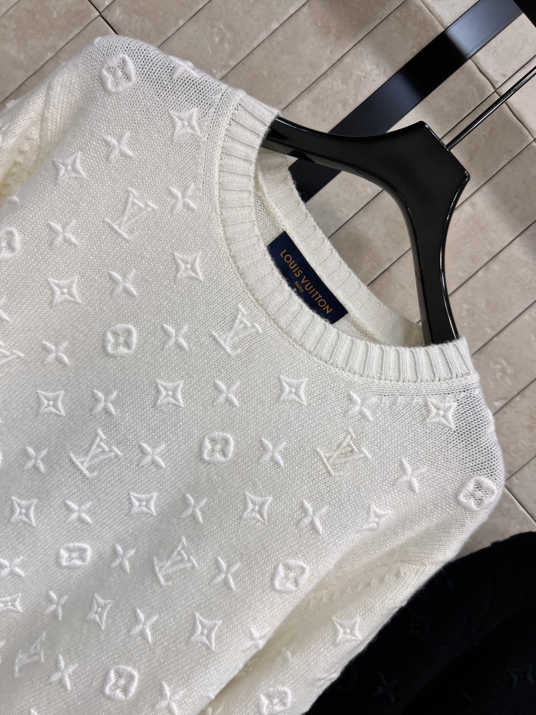 L家 25早秋新款 刺绣老花针织套头毛衣 满印刺绣钱币老花图案 羊毛混纺纱线面料 软软糯糯的上身超级舒适