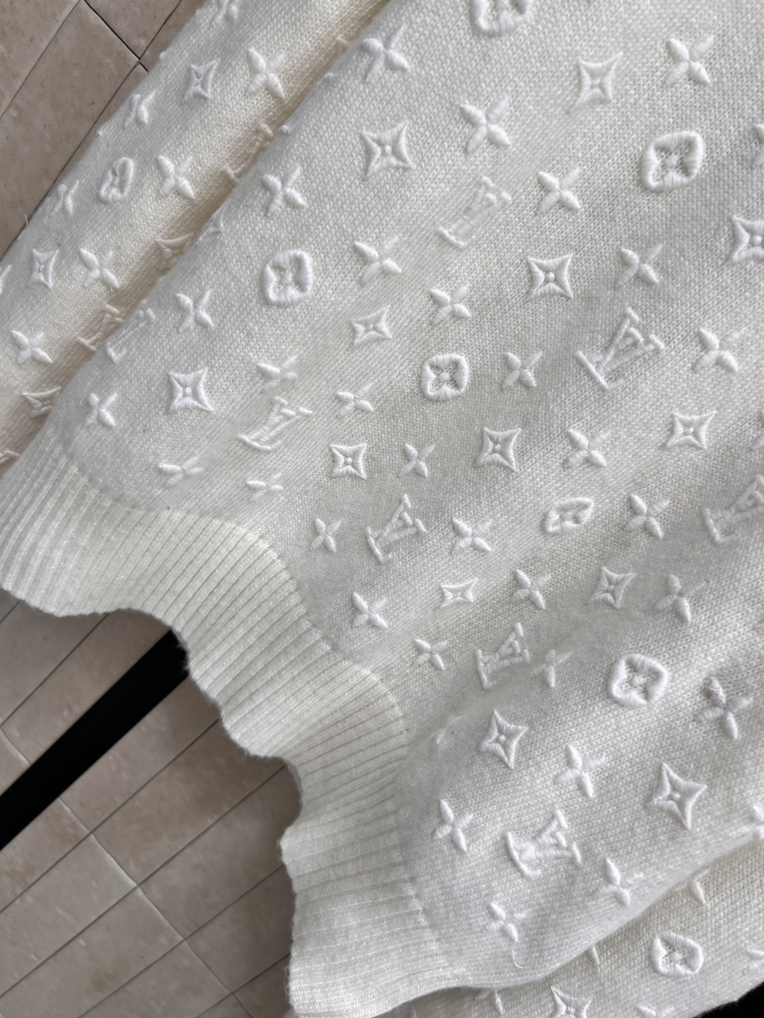 L家 25早秋新款 刺绣老花针织套头毛衣 满印刺绣钱币老花图案 羊毛混纺纱线面料 软软糯糯的上身超级舒适