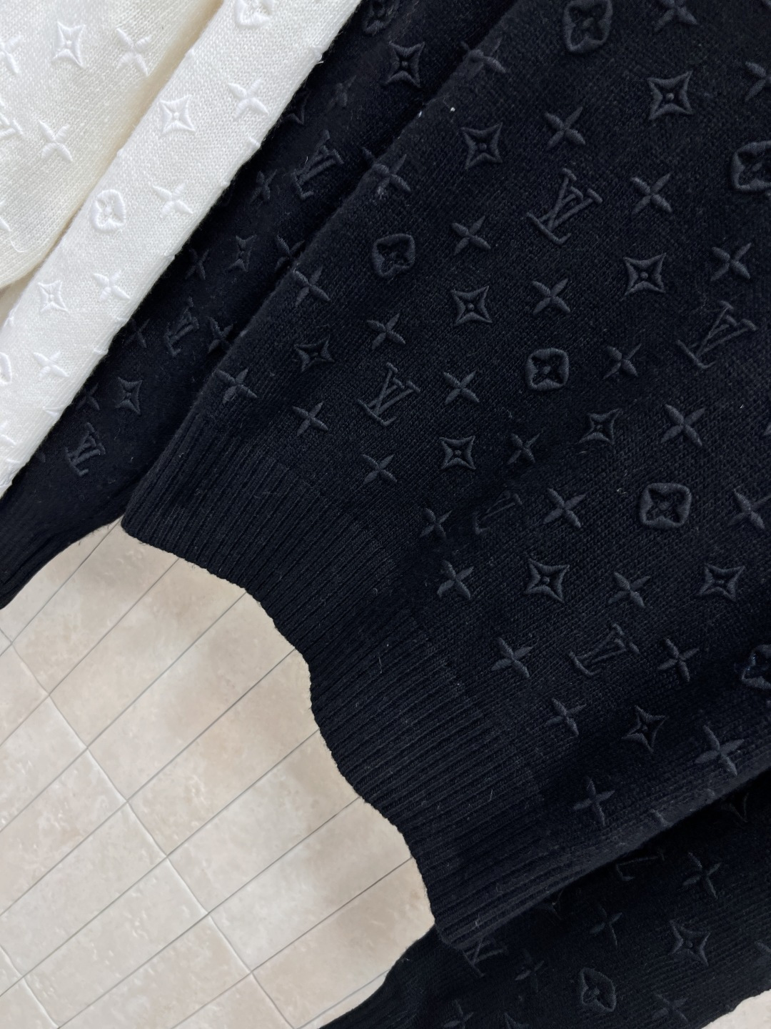 L家 25早秋新款 刺绣老花针织套头毛衣 满印刺绣钱币老花图案 羊毛混纺纱线面料 软软糯糯的上身超级舒适