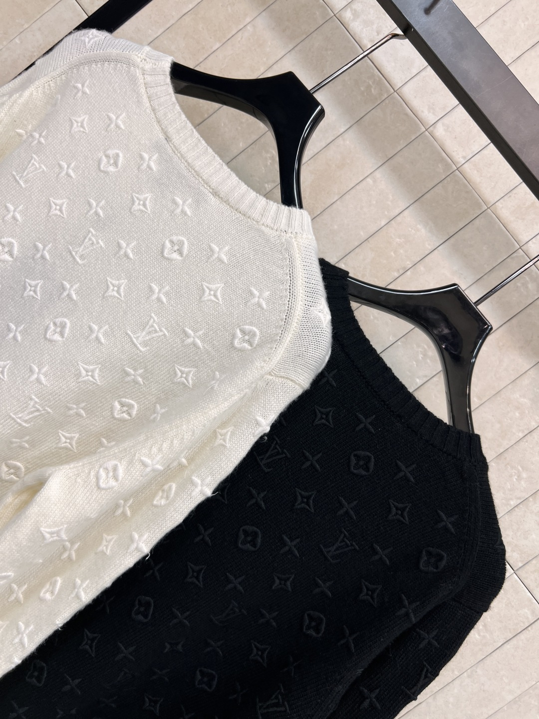 L家 25早秋新款 刺绣老花针织套头毛衣 满印刺绣钱币老花图案 羊毛混纺纱线面料 软软糯糯的上身超级舒适