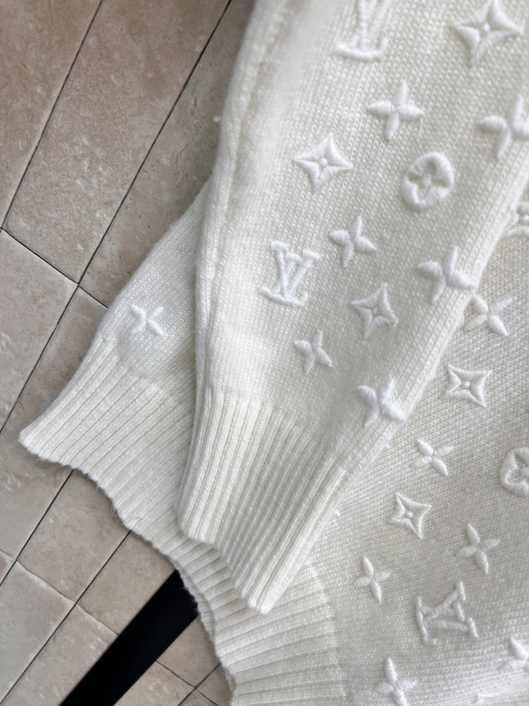 L家 25早秋新款 刺绣老花针织套头毛衣 满印刺绣钱币老花图案 羊毛混纺纱线面料 软软糯糯的上身超级舒适