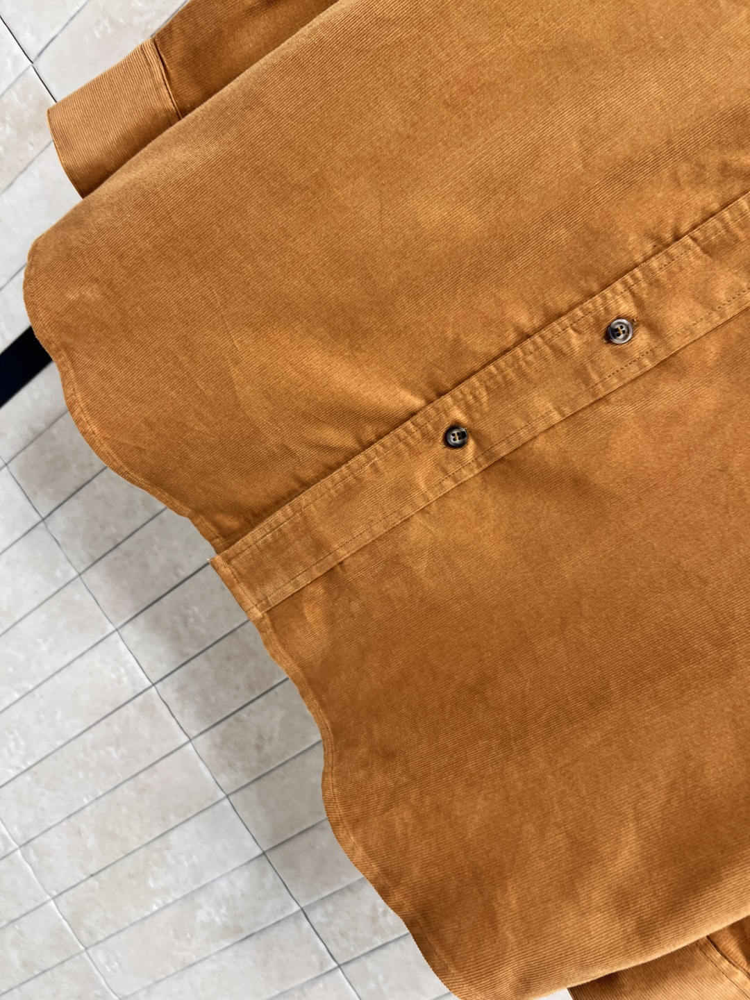 CE家 25早秋新款 灯芯绒翻领衬衫外套 怀旧时髦感超级帅气 胸口口袋刺绣凯旋门Logo低调奢华 经典宽