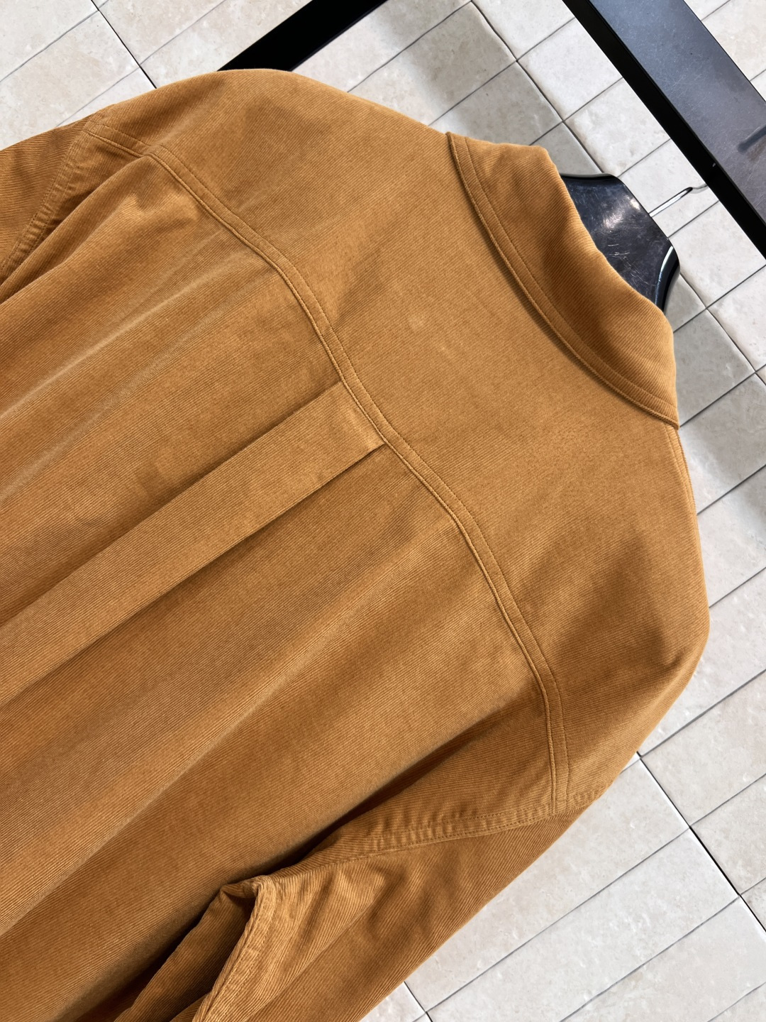 CE家 25早秋新款 灯芯绒翻领衬衫外套 怀旧时髦感超级帅气 胸口口袋刺绣凯旋门Logo低调奢华 经典宽