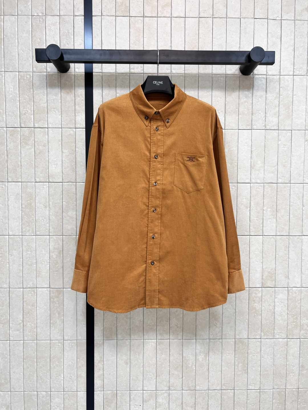 NO:495141,CE Home 25 early autumn new corduroy lapel shirt jacket nostalgic fashionable and super handsome chest pocket embroidered Arc de Triomphe logo low-key luxury classic loose fit easily divide body proportions visual legs 1.8 meters long YB consistent corduroy fabric soft and comfortable texture can be sweet or salty temperament to reduce age-reducing girlish style versatile and not picky. One color three-code Size/S-M-L,, jackets & coats,shirts,alexander wang19860909CE家 25早秋新款 灯芯绒翻领衬衫外套 怀旧时髦感超级帅气 胸口口袋刺绣凯旋门Logo低调奢华 经典宽松版型轻松分割身材比例 视觉腿长一米八 YB一致灯芯绒面料 质感柔软舒适 可甜可盐 气质减龄少女风 百搭不挑人 一色三码Size/S-M-L,,jackets & coats,shirts,alexander wang,Women's clothing