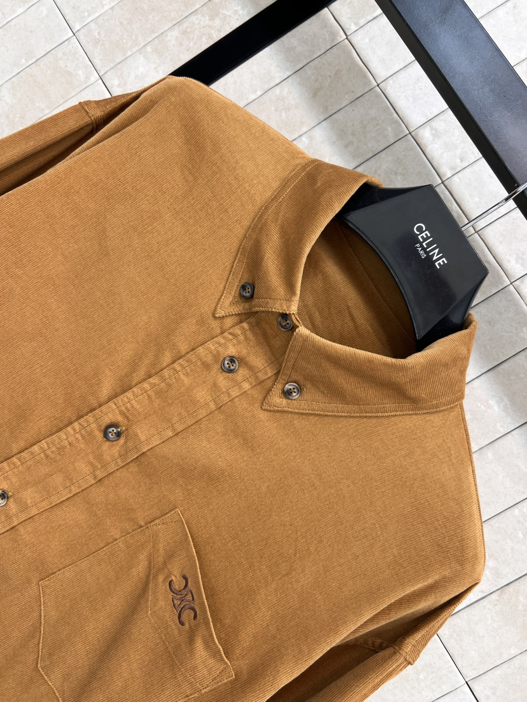 CE家 25早秋新款 灯芯绒翻领衬衫外套 怀旧时髦感超级帅气 胸口口袋刺绣凯旋门Logo低调奢华 经典宽