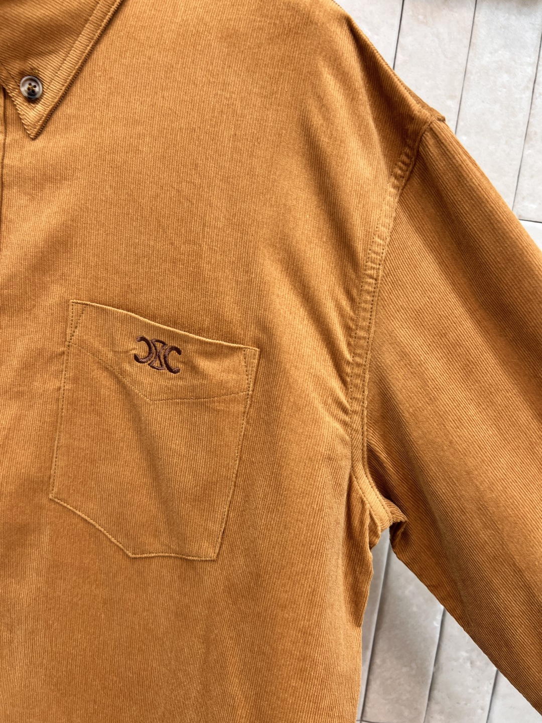 CE家 25早秋新款 灯芯绒翻领衬衫外套 怀旧时髦感超级帅气 胸口口袋刺绣凯旋门Logo低调奢华 经典宽