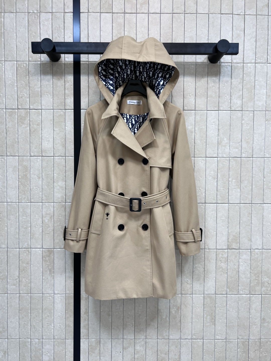 NO:495150,D Home 25 early autumn new Hooded double-breasted windbreaker jacket Medium-length length Hooded + lapel double-breasted design Classic slim fit cut The style is very slim and can be easily controlled by a small person. Classic D letter jacquard lining inside. Customized fabric is stylish. Two colors and three codes Size/36-38-40,,dior,jackets & coats,hats,alexander wang19860909D家 25早秋新款 连帽双排扣风衣外套 中长款的长度 连帽+翻领双排扣设计 经典的修身剪裁 版型非常显瘦气场 小个子也能轻松驾驭 里面经典D字母提花内衬 定制的面料挻括有型 两色三码 Size/36-38-40,,dior,jackets & coats,hats,alexander wang,Women's clothing