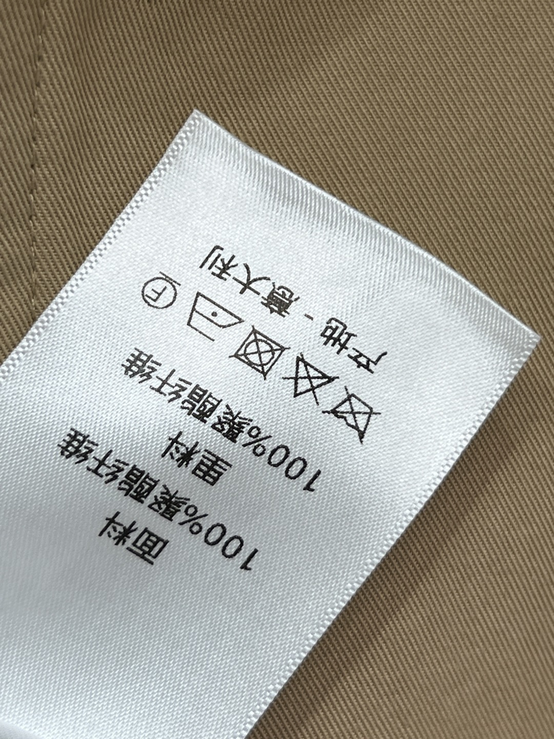 D家 25早秋新款 连帽双排扣风衣外套 中长款的长度 连帽+翻领双排扣设计 经典的修身剪裁 版型非常显瘦