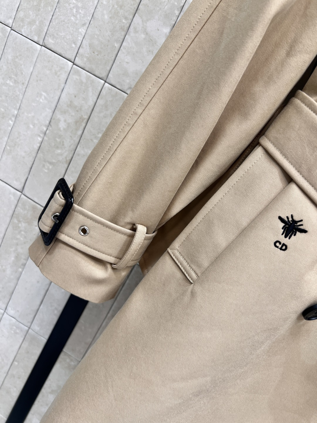 D家 25早秋新款 连帽双排扣风衣外套 中长款的长度 连帽+翻领双排扣设计 经典的修身剪裁 版型非常显瘦