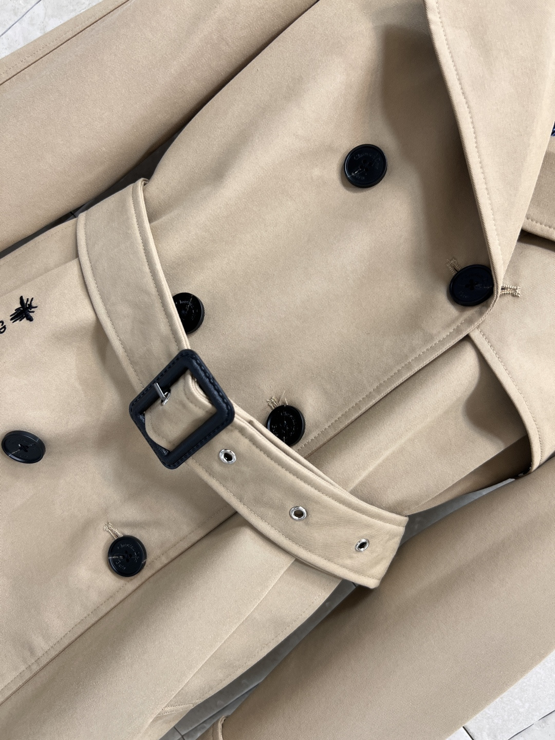 D家 25早秋新款 连帽双排扣风衣外套 中长款的长度 连帽+翻领双排扣设计 经典的修身剪裁 版型非常显瘦