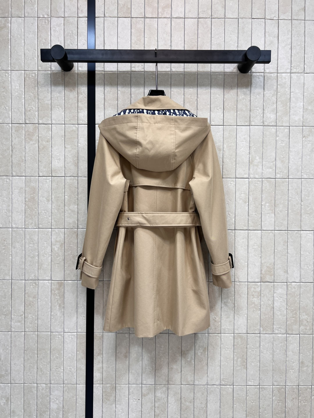 D家 25早秋新款 连帽双排扣风衣外套 中长款的长度 连帽+翻领双排扣设计 经典的修身剪裁 版型非常显瘦