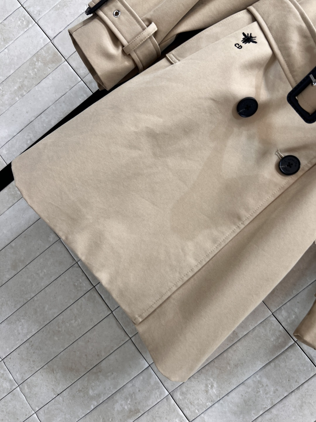 D家 25早秋新款 连帽双排扣风衣外套 中长款的长度 连帽+翻领双排扣设计 经典的修身剪裁 版型非常显瘦