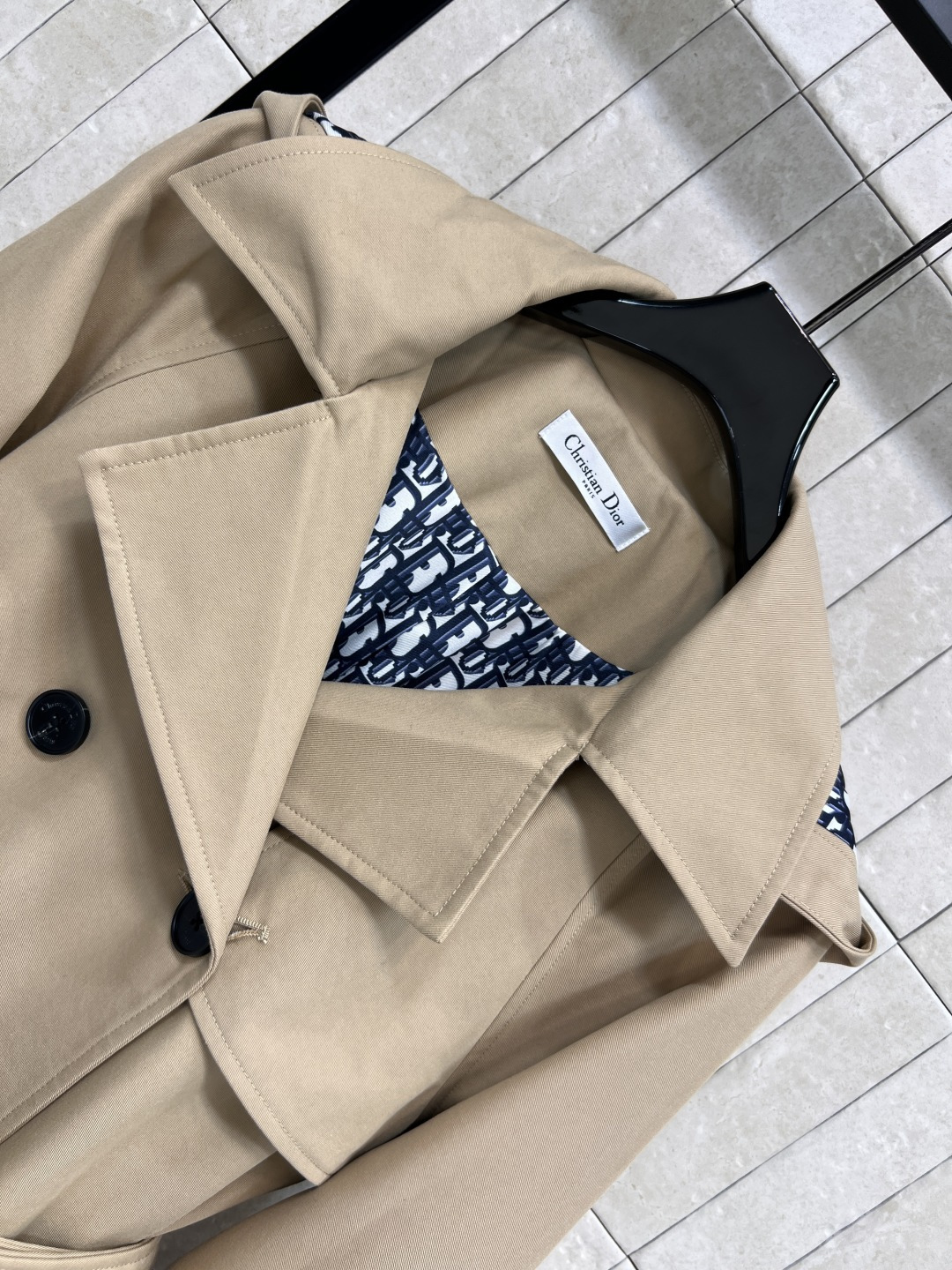 D家 25早秋新款 连帽双排扣风衣外套 中长款的长度 连帽+翻领双排扣设计 经典的修身剪裁 版型非常显瘦