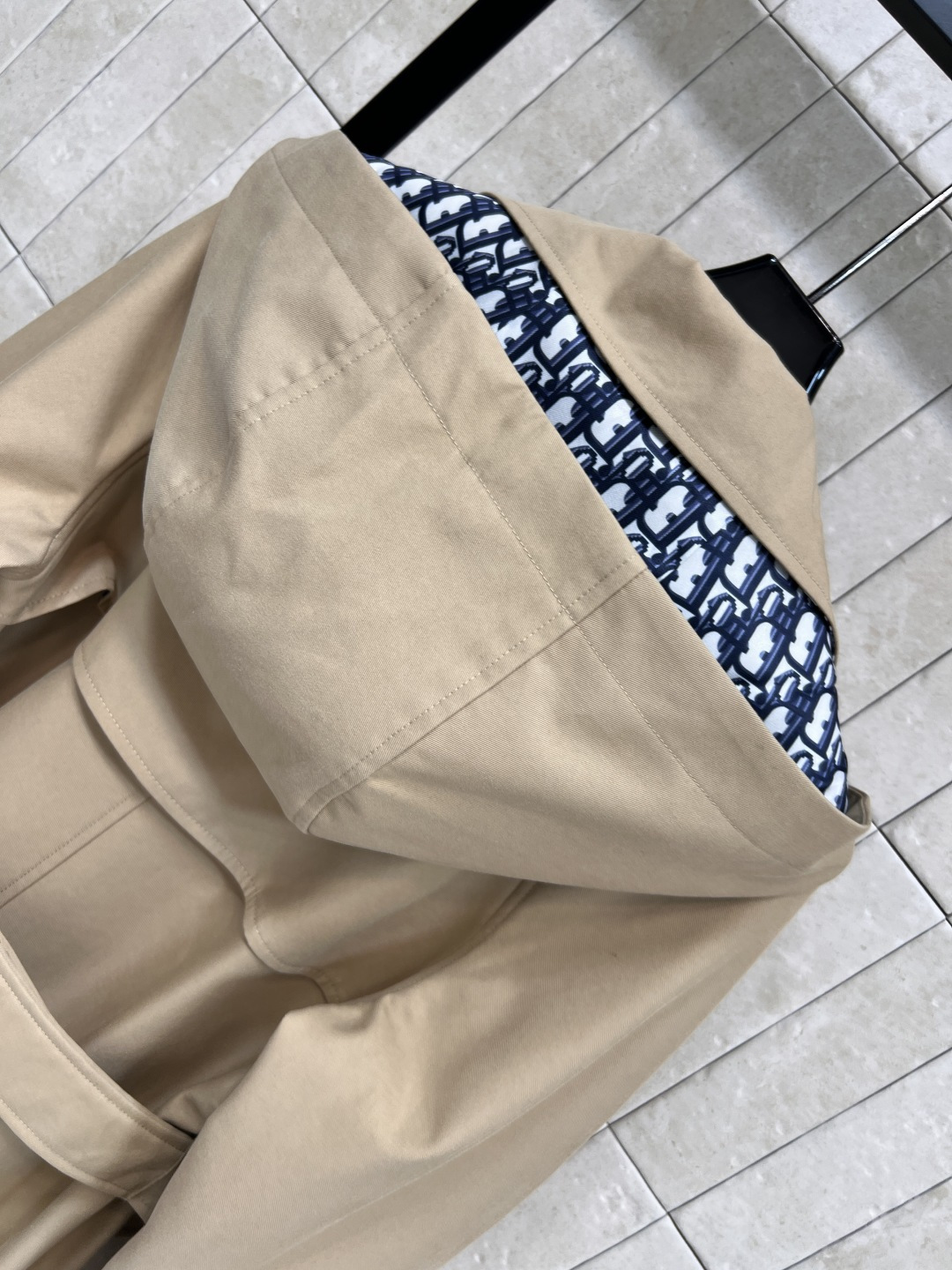 D家 25早秋新款 连帽双排扣风衣外套 中长款的长度 连帽+翻领双排扣设计 经典的修身剪裁 版型非常显瘦