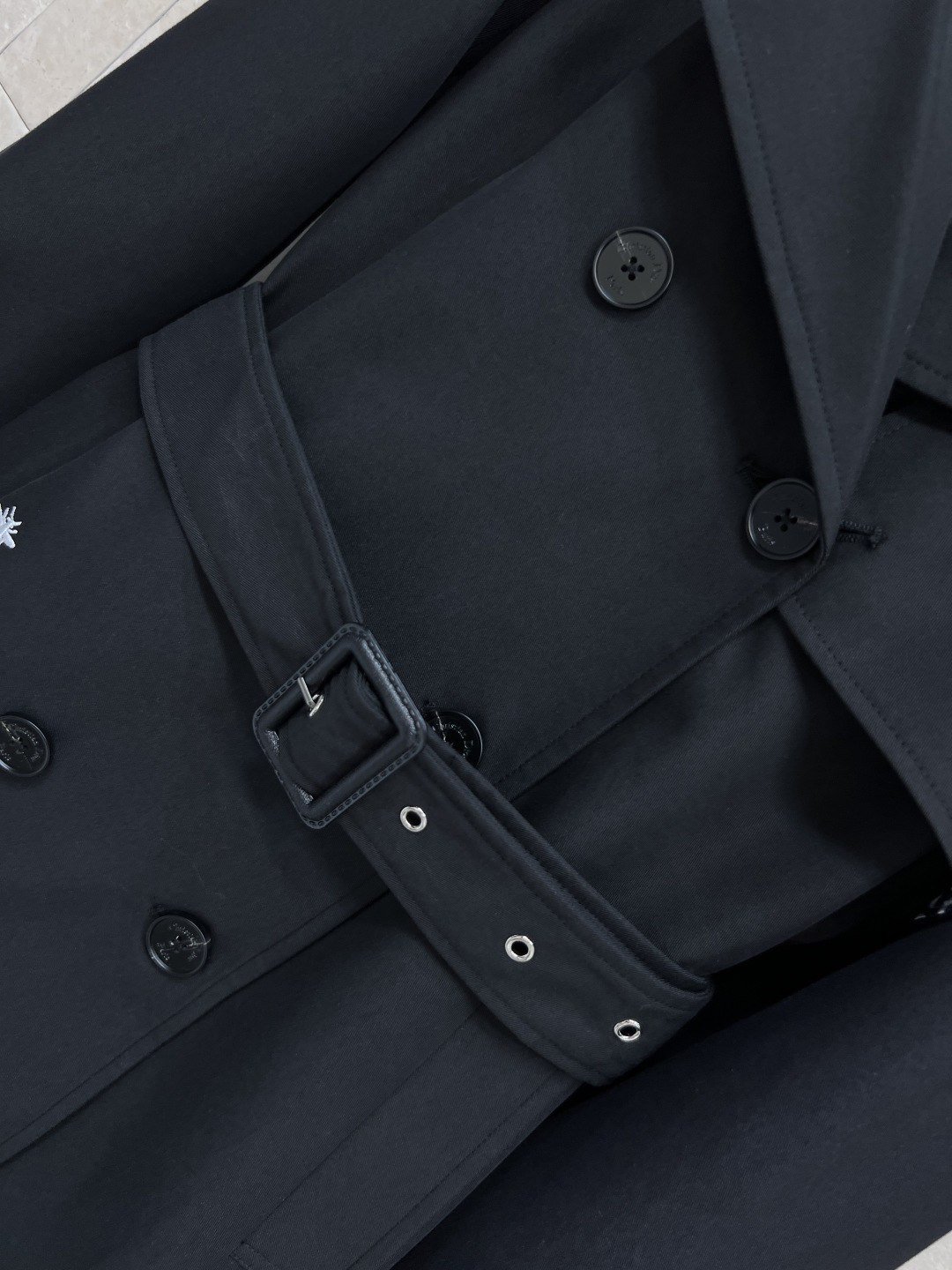 D家 25早秋新款 连帽双排扣风衣外套 中长款的长度 连帽+翻领双排扣设计 经典的修身剪裁 版型非常显瘦