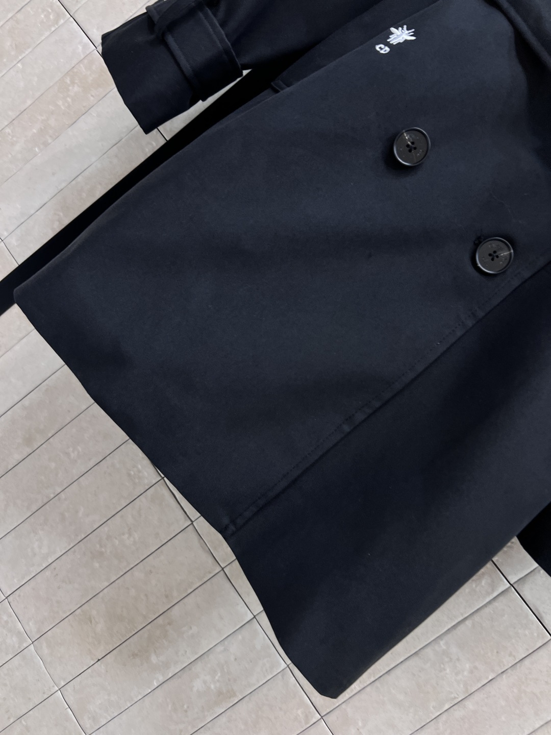 D家 25早秋新款 连帽双排扣风衣外套 中长款的长度 连帽+翻领双排扣设计 经典的修身剪裁 版型非常显瘦