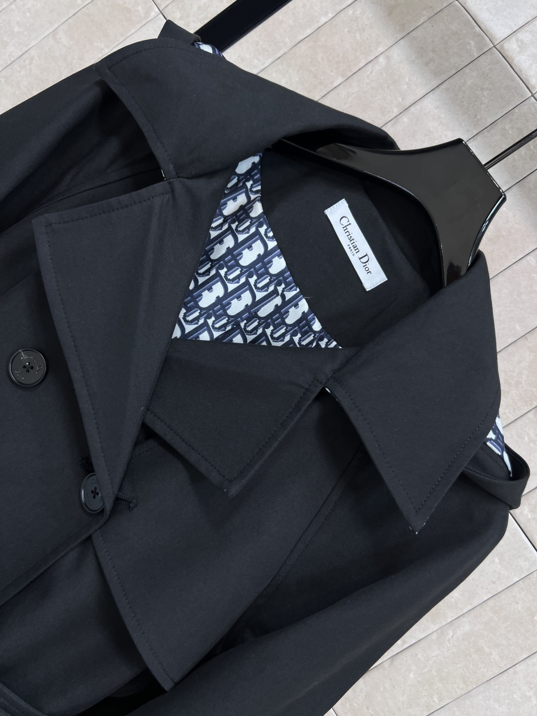 D家 25早秋新款 连帽双排扣风衣外套 中长款的长度 连帽+翻领双排扣设计 经典的修身剪裁 版型非常显瘦