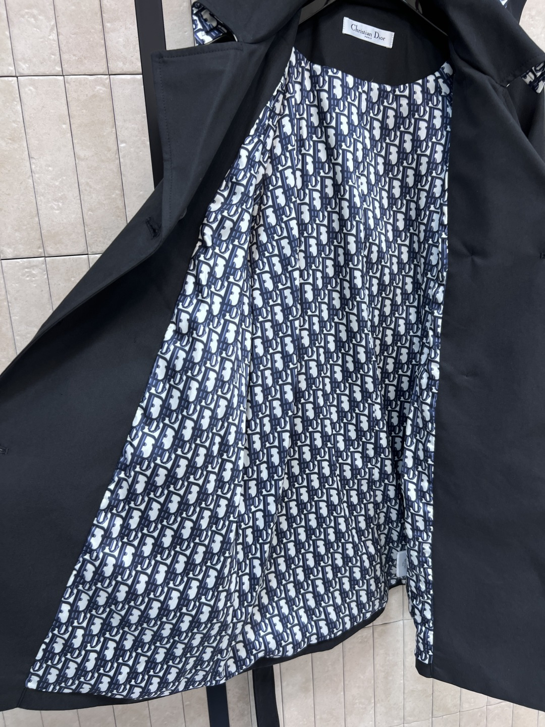 D家 25早秋新款 连帽双排扣风衣外套 中长款的长度 连帽+翻领双排扣设计 经典的修身剪裁 版型非常显瘦