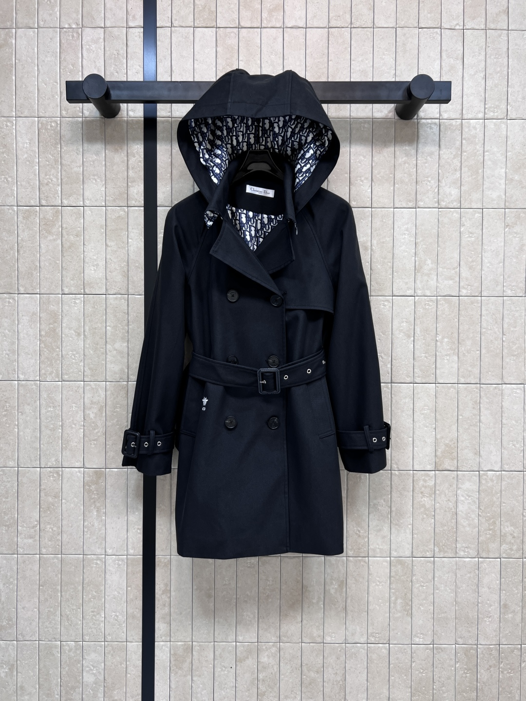 NO:495162,aD Home 25 early autumn new Hooded double-breasted windbreaker jacket Medium-length length Hooded + lapel double-breasted design Classic slim fit cut The style is very slim and can be easily controlled by a small person. Classic D letter jacquard lining inside Customized fabrics are stylish Two-color three-code Size/36-38-40,,dior,jackets & coats,hats,alexander wang19860909aD家 25早秋新款 连帽双排扣风衣外套 中长款的长度 连帽+翻领双排扣设计 经典的修身剪裁 版型非常显瘦气场 小个子也能轻松驾驭 里面经典D字母提花内衬 定制的面料挻括有型 两色三码 Size/36-38-40,,dior,jackets & coats,hats,alexander wang,Women's clothing