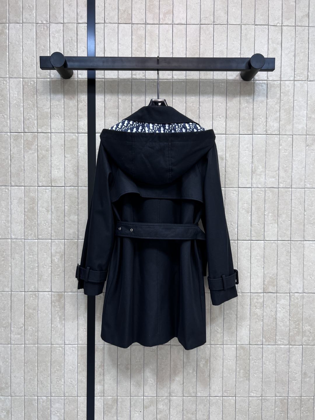 D家 25早秋新款 连帽双排扣风衣外套 中长款的长度 连帽+翻领双排扣设计 经典的修身剪裁 版型非常显瘦