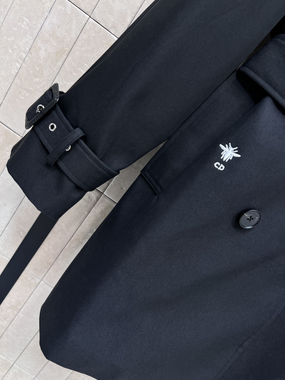 D家 25早秋新款 连帽双排扣风衣外套 中长款的长度 连帽+翻领双排扣设计 经典的修身剪裁 版型非常显瘦