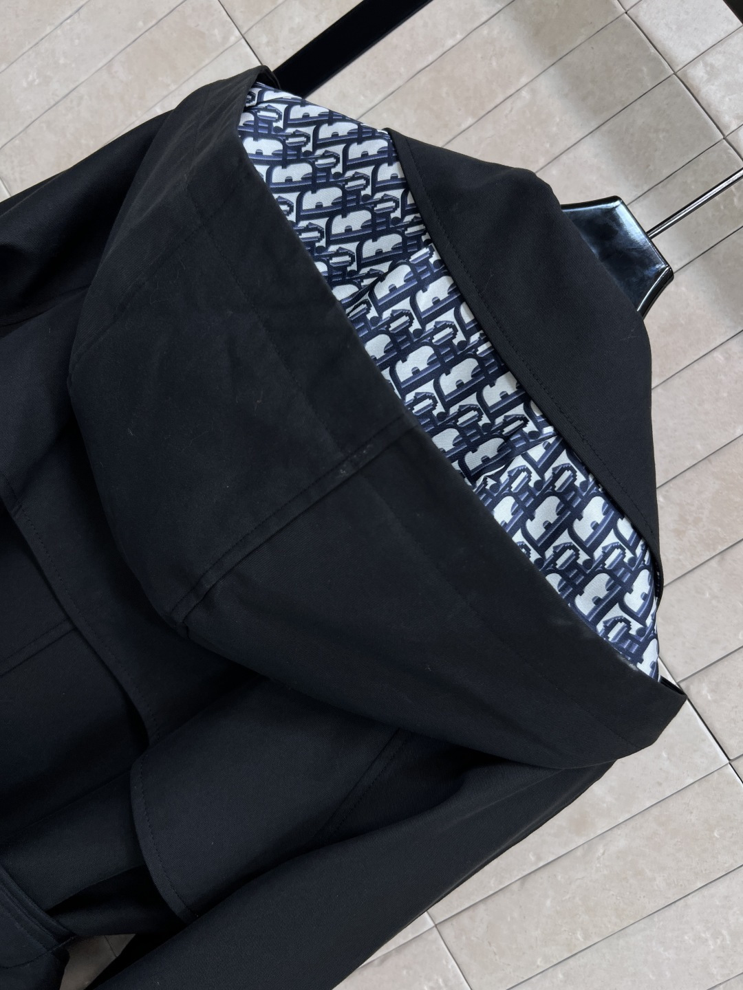 D家 25早秋新款 连帽双排扣风衣外套 中长款的长度 连帽+翻领双排扣设计 经典的修身剪裁 版型非常显瘦