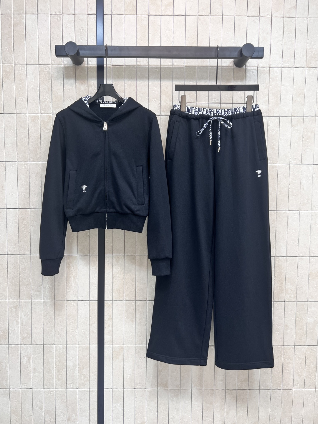 NO:495148,D Home 25 early autumn new style, presbyopia hooded short jacket + double waist casual pants, with handsome and fashionable splicing logo letters, presbyopia, a set that is OK for daily leisure and shopping, easily extending the entire height proportion, one color three-digit,,dior, jackets & coats,hats,alexander wang19860909D家 25早秋新款 老花连帽短款外套+双腰头休闲裤 自带帅气和时髦 拼接 logo字母老花 日常休闲逛街运动都很OK的一套 轻松拉长整个身高比例 一色三码,,dior,jackets & coats,hats,alexander wang,Women's clothing