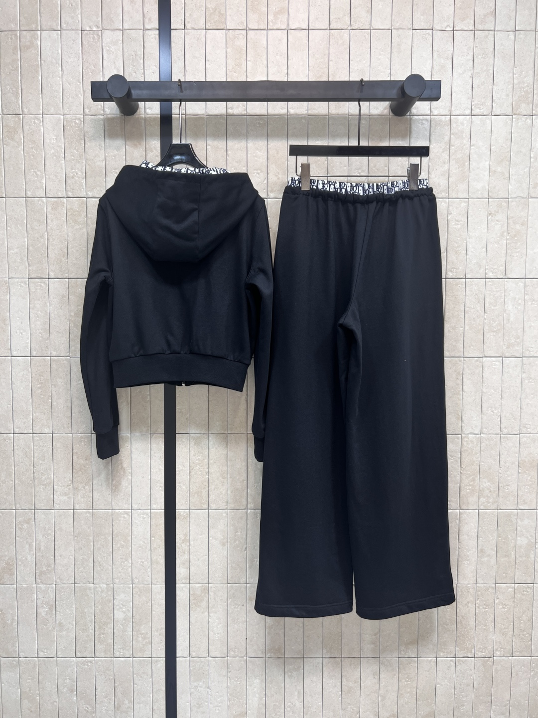 D家 25早秋新款 老花连帽短款外套+双腰头休闲裤 自带帅气和时髦 拼接 logo字母老花 日常休闲逛街