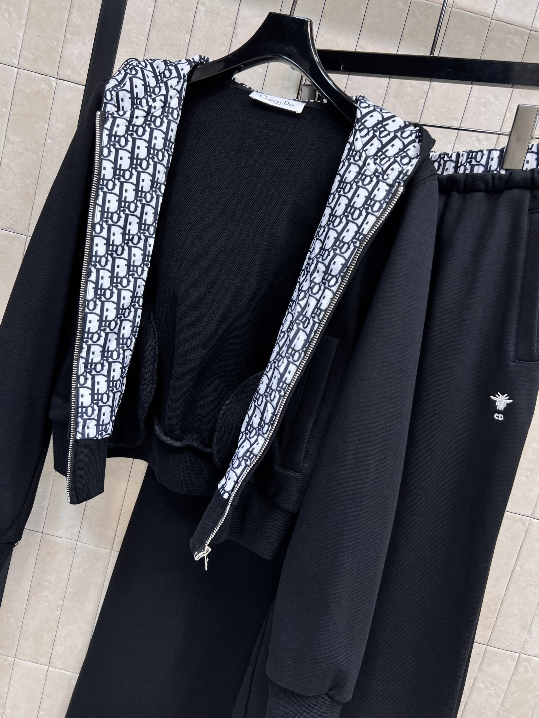 D家 25早秋新款 老花连帽短款外套+双腰头休闲裤 自带帅气和时髦 拼接 logo字母老花 日常休闲逛街