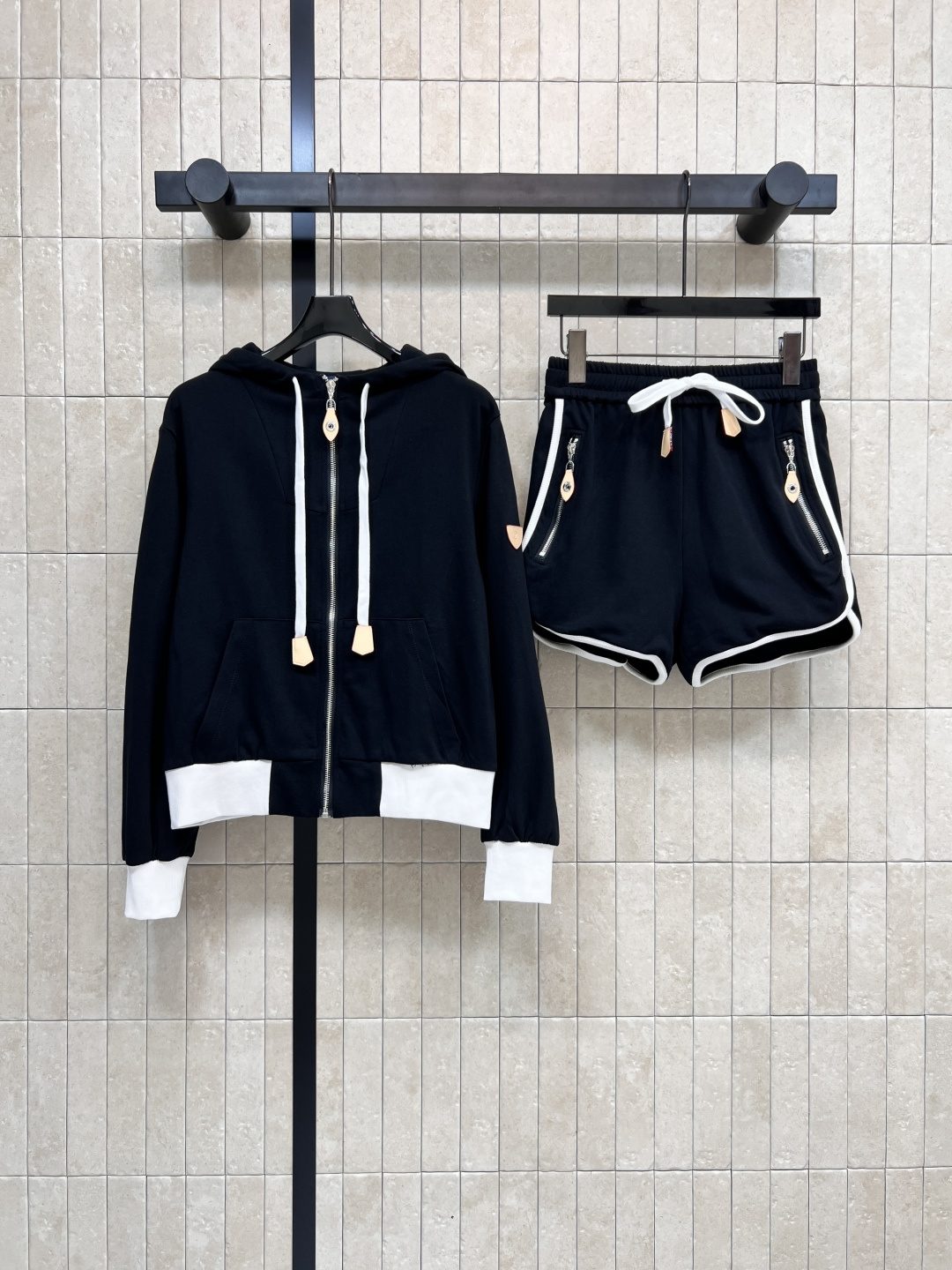 NO:495160,L family 25 early autumn new style contrasting fashionable casual suit hooded jacket + sports shorts every day sports and leisure Ok A set of upper body looks slim and fashionable and eye-catching, the upper body looks slim and versatile, one set for sale One color three sizes, louis vuitton, shorts, jackets & coats, hats, alexander wang19860909L家 25早秋新款 撞色时髦休闲套装 连帽外套+运动短裤 日常运动休闲都Ok 一套上身显瘦又时髦吸睛 版型上身显瘦又百搭 一套出售 一色三码,,louis vuitton,shorts,jackets & coats,hats,alexander wang,Women's clothing