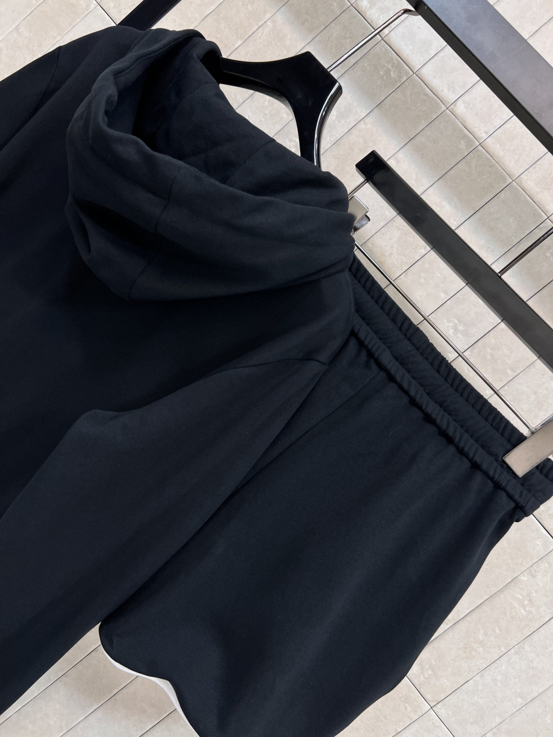 L家 25早秋新款 撞色时髦休闲套装 连帽外套+运动短裤 日常运动休闲都Ok 一套上身显瘦又时髦吸睛 版