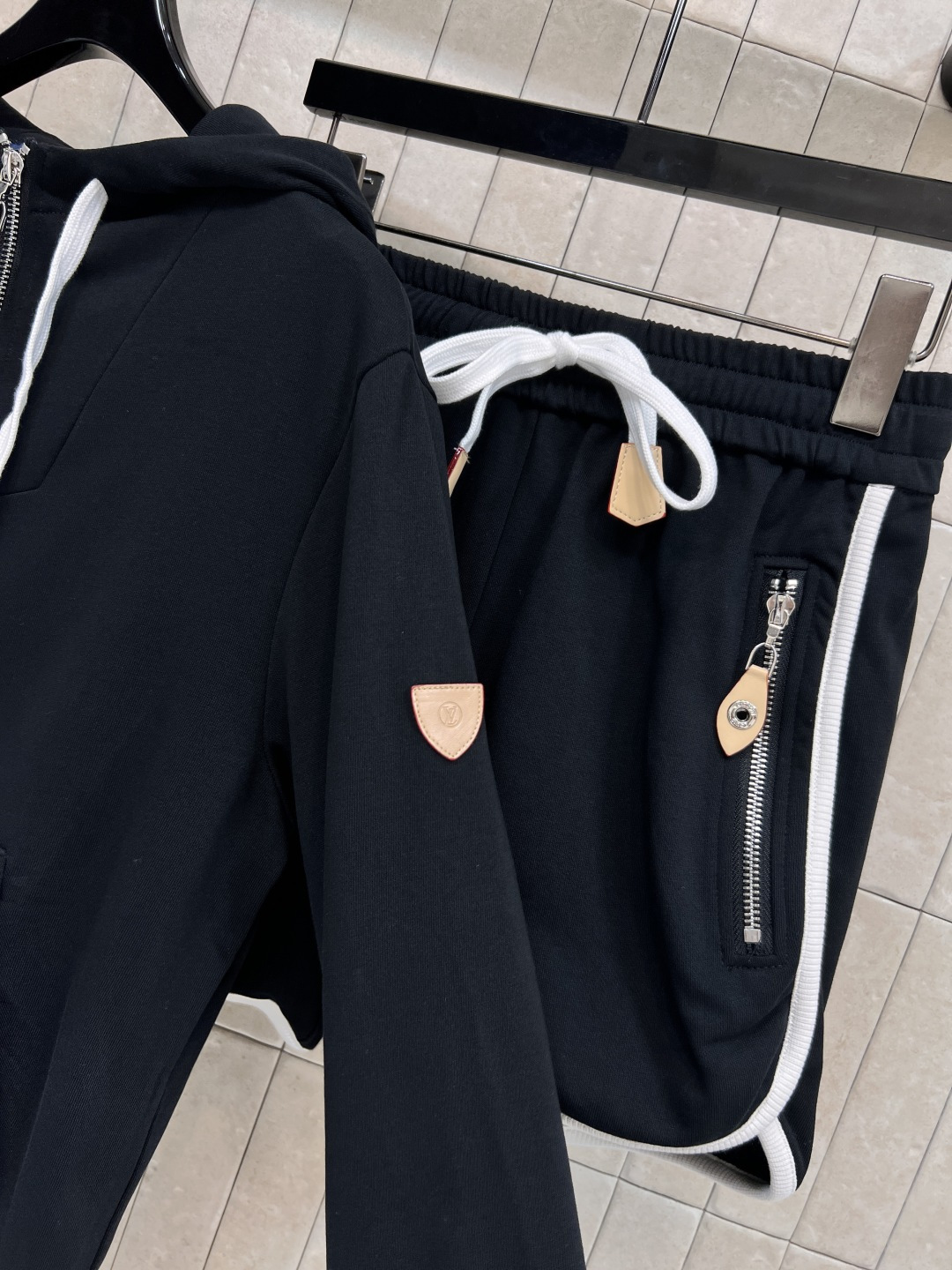 L家 25早秋新款 撞色时髦休闲套装 连帽外套+运动短裤 日常运动休闲都Ok 一套上身显瘦又时髦吸睛 版