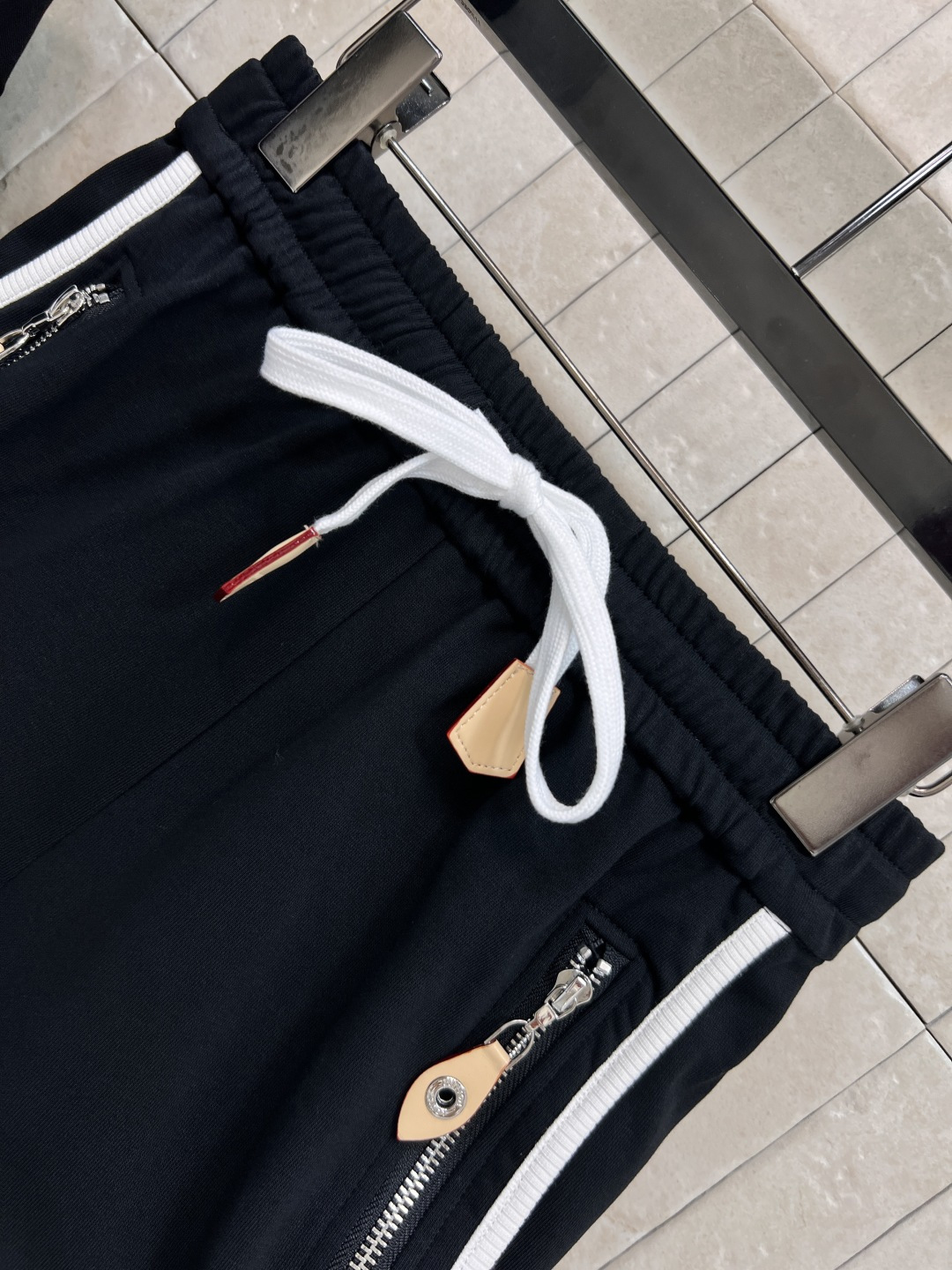 L家 25早秋新款 撞色时髦休闲套装 连帽外套+运动短裤 日常运动休闲都Ok 一套上身显瘦又时髦吸睛 版