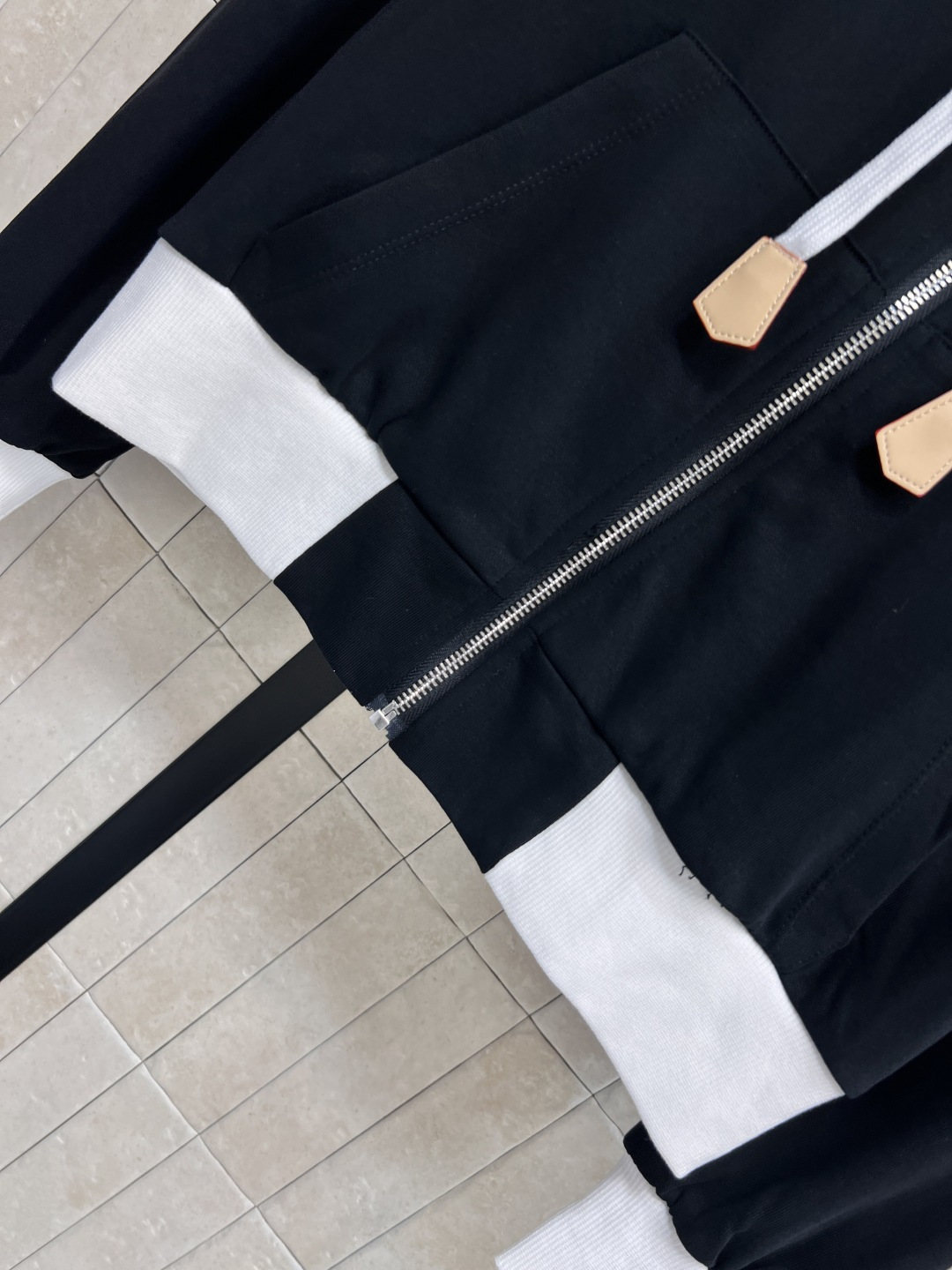 L家 25早秋新款 撞色时髦休闲套装 连帽外套+运动短裤 日常运动休闲都Ok 一套上身显瘦又时髦吸睛 版