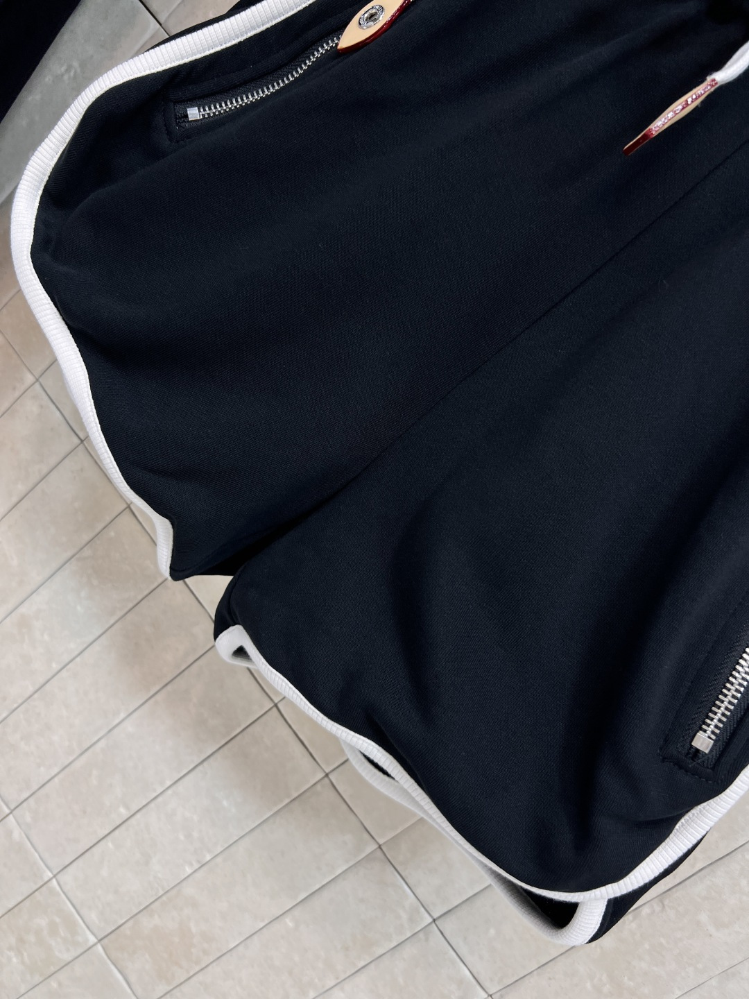 L家 25早秋新款 撞色时髦休闲套装 连帽外套+运动短裤 日常运动休闲都Ok 一套上身显瘦又时髦吸睛 版