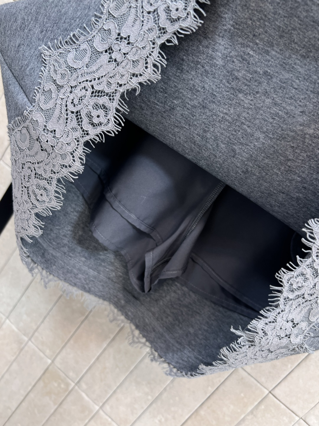 FD家 25早秋新款 蕾丝拼接休闲套装 蕾丝连帽长袖卫衣+松紧腰短裙 绝绝子一套搭配 品牌刺绣logo点