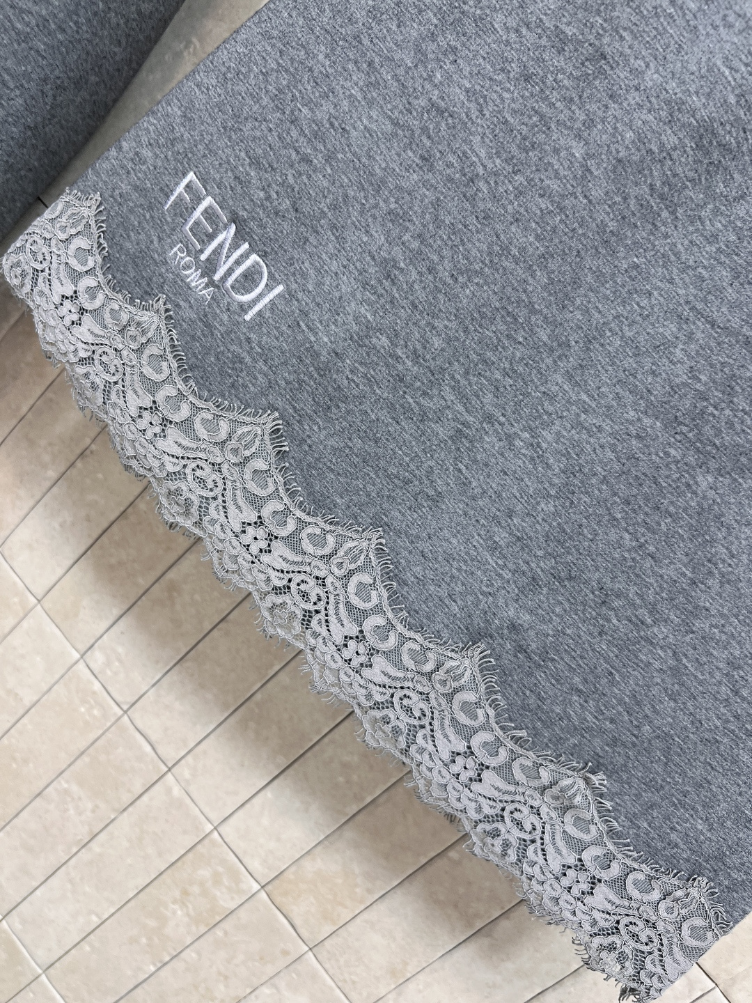 FD家 25早秋新款 蕾丝拼接休闲套装 蕾丝连帽长袖卫衣+松紧腰短裙 绝绝子一套搭配 品牌刺绣logo点