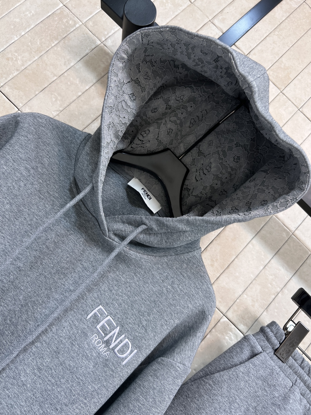 FD家 25早秋新款 蕾丝拼接休闲套装 蕾丝连帽长袖卫衣+松紧腰短裙 绝绝子一套搭配 品牌刺绣logo点