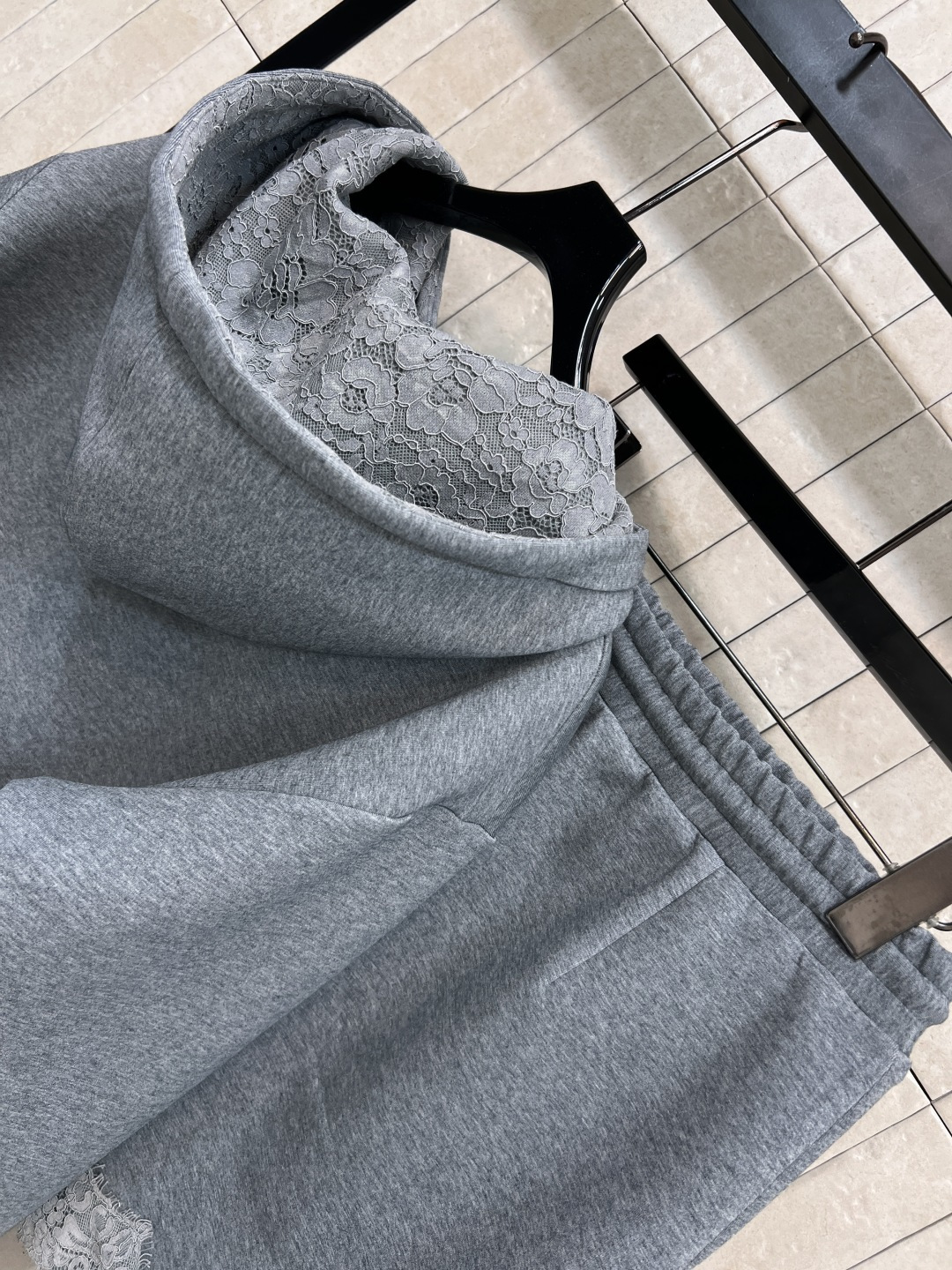 FD家 25早秋新款 蕾丝拼接休闲套装 蕾丝连帽长袖卫衣+松紧腰短裙 绝绝子一套搭配 品牌刺绣logo点