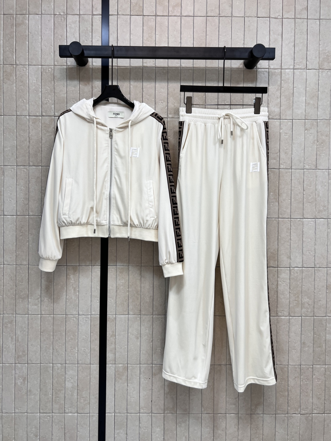 NO:495122,FD Home 25 early autumn new velvet casual suit hooded zipper jacket + elastic wide-leg pants A set that is OK for daily leisure and shopping. Easily extend the entire height proportion. Letter logo embellishment. Contrast color webbing on the side. A set of upper body looks taller. It has a fashionable aura. Daily outfit recommendation. Madam is beautiful. Two colors and three codes. Size/S-M-L,,dior,jackets & coats,hats,alexander wang19860909FD家 25早秋新款 丝绒休闲套装 连帽拉链外套 +松紧阔腿裤 日常休闲逛街运动都很OK的一套 轻松拉长整个身高比例 字母logo标点缀 侧边拼接撞色织带 一套上身更加显高起来 自带时髦气场 日常穿搭推荐 太太好看了 两色三码 Size/S-M-L,,dior,jackets & coats,hats,alexander wang,Women's clothing