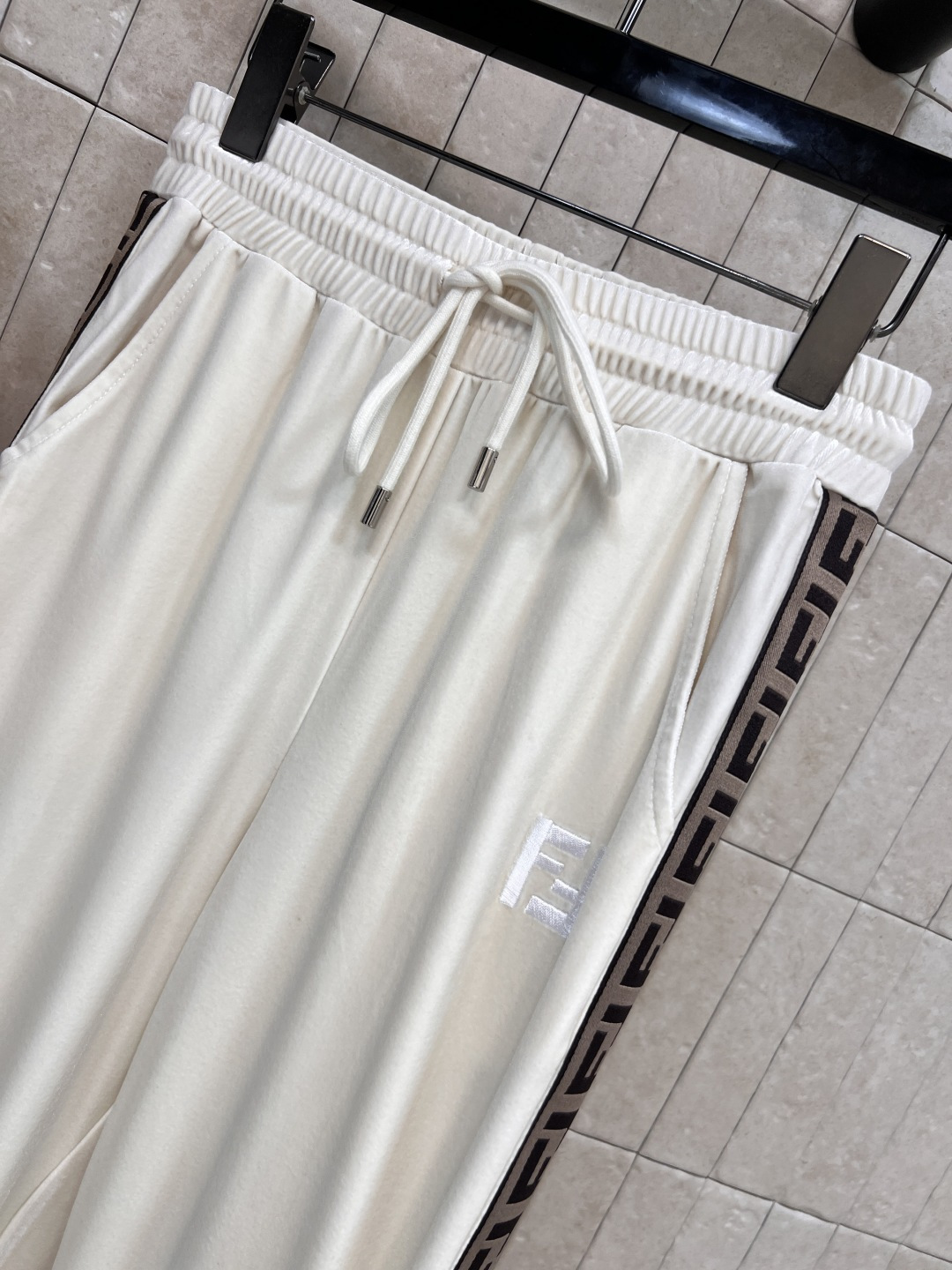 FD家 25早秋新款 丝绒休闲套装 连帽拉链外套 +松紧阔腿裤 日常休闲逛街运动都很OK的一套 轻松拉长