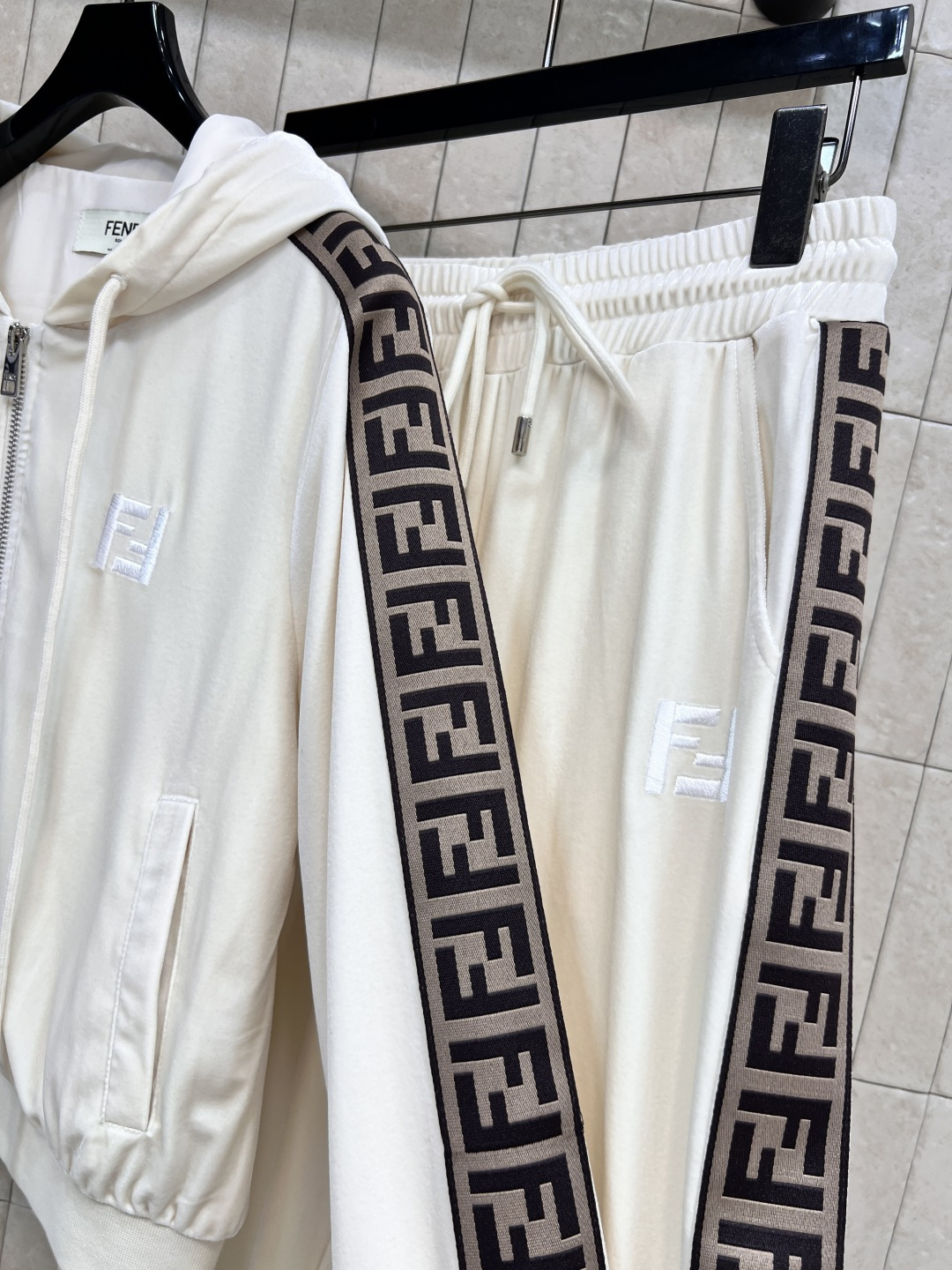 FD家 25早秋新款 丝绒休闲套装 连帽拉链外套 +松紧阔腿裤 日常休闲逛街运动都很OK的一套 轻松拉长